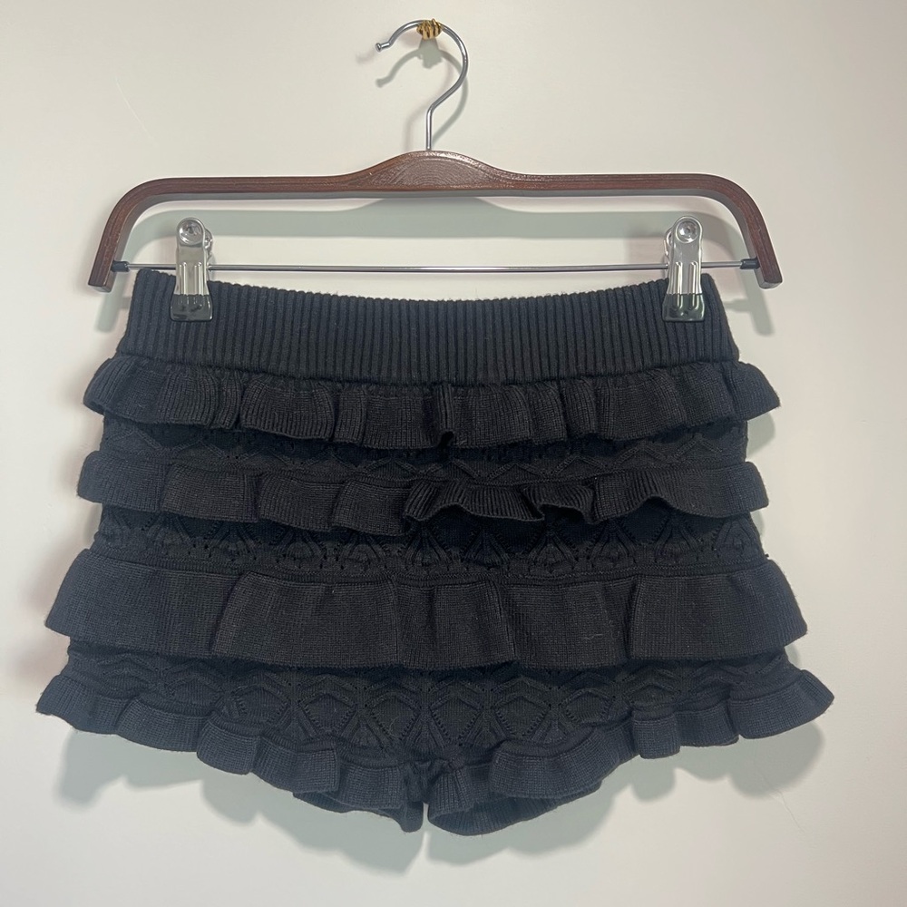 Edikted Ruffled Shorts - Picture 2 of 3